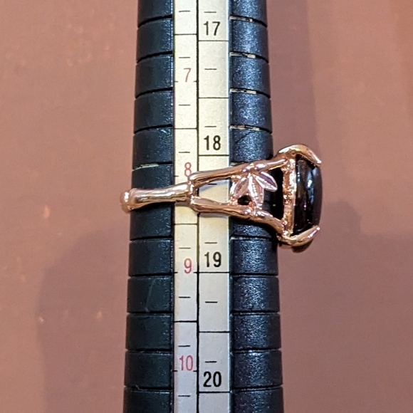 New purple colored cat's eye style gold tone ring, T1B8C - Picture 3 of 3